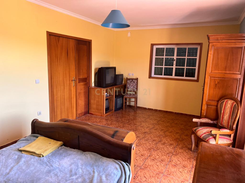 Casa com 333m², contendo 5 quartos, uma loja no térreo, área externa e terreno em São João da Serra. - Image 10