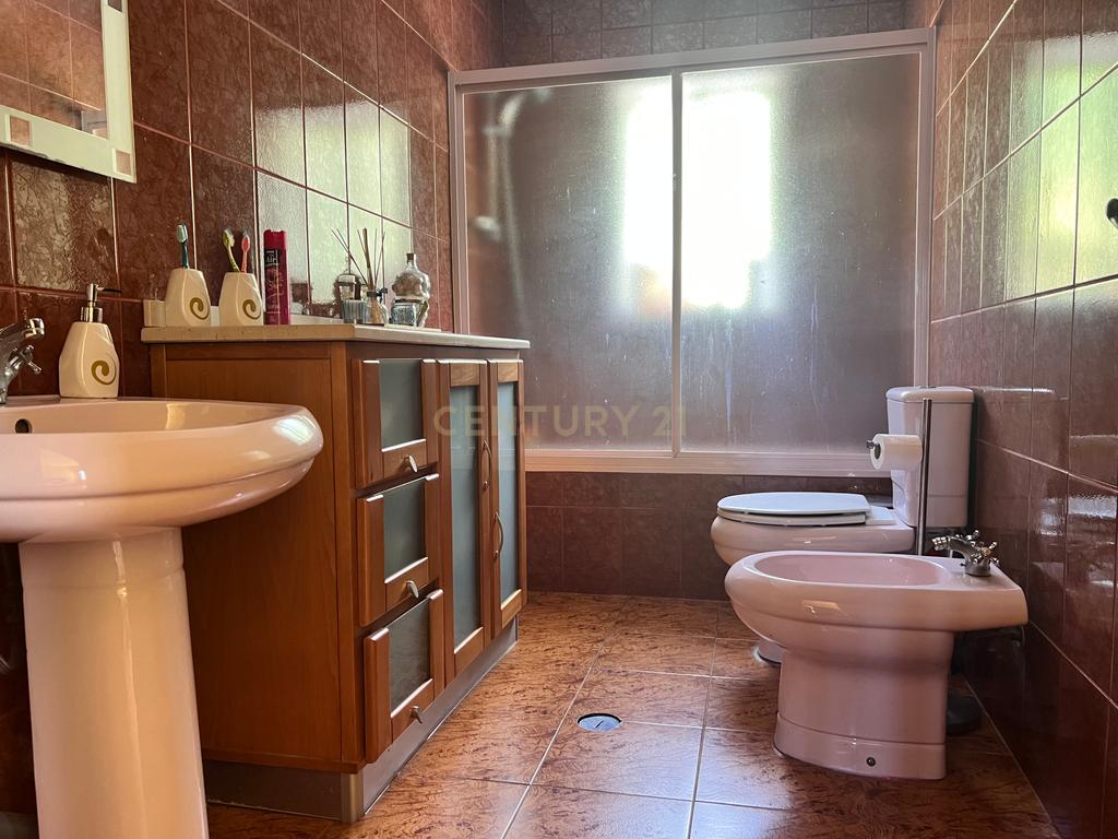 Casa com 333m², contendo 5 quartos, uma loja no térreo, área externa e terreno em São João da Serra. - Image 21