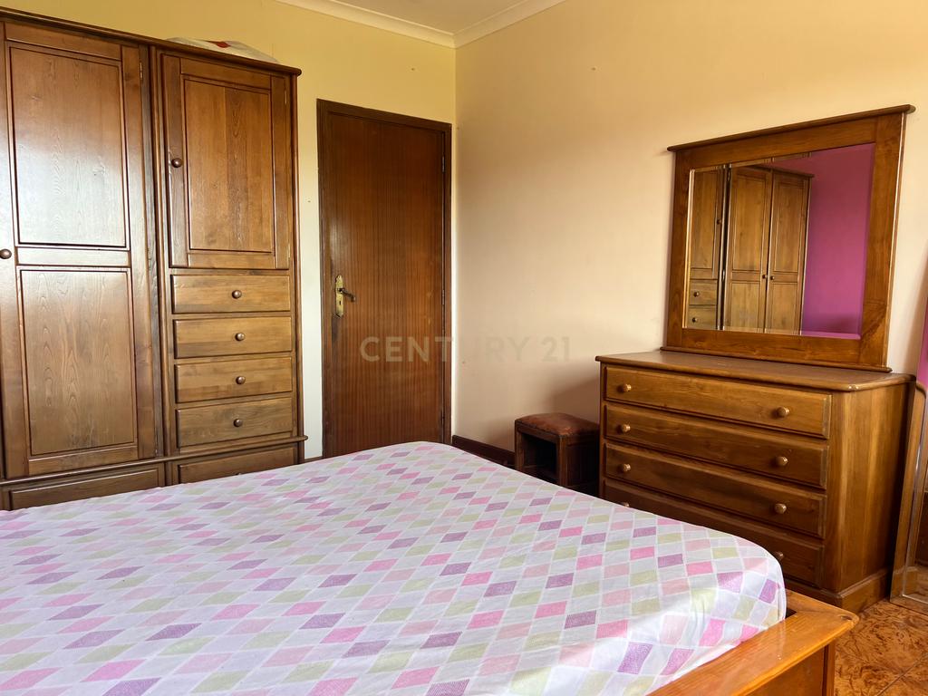Casa com 333m², contendo 5 quartos, uma loja no térreo, área externa e terreno em São João da Serra. - Image 12