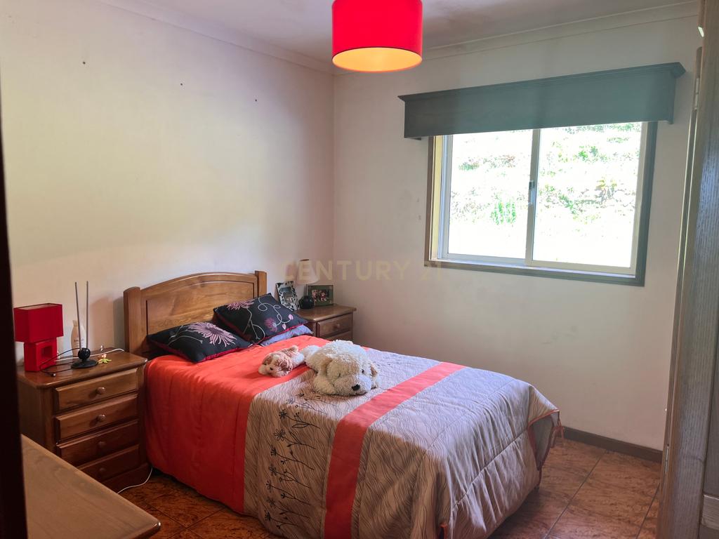 Casa com 333m², contendo 5 quartos, uma loja no térreo, área externa e terreno em São João da Serra. - Image 13