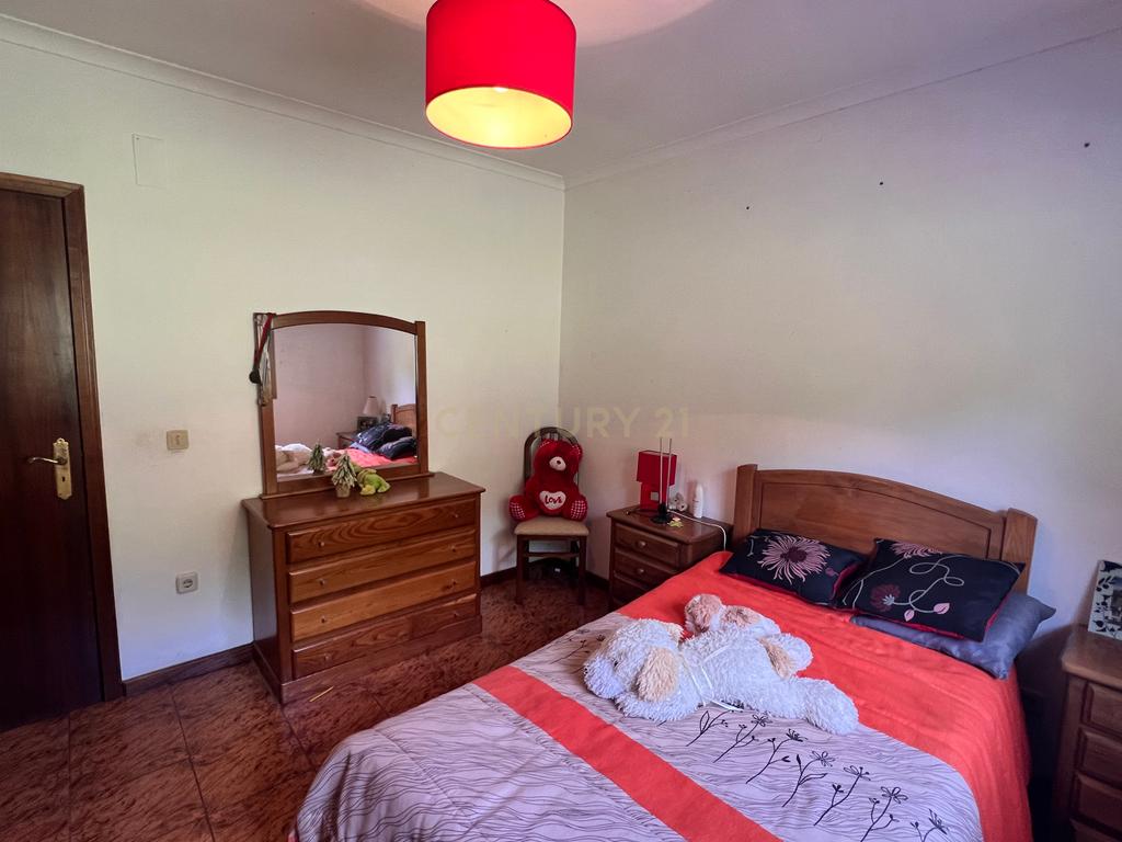 Casa com 333m², contendo 5 quartos, uma loja no térreo, área externa e terreno em São João da Serra. - Image 14