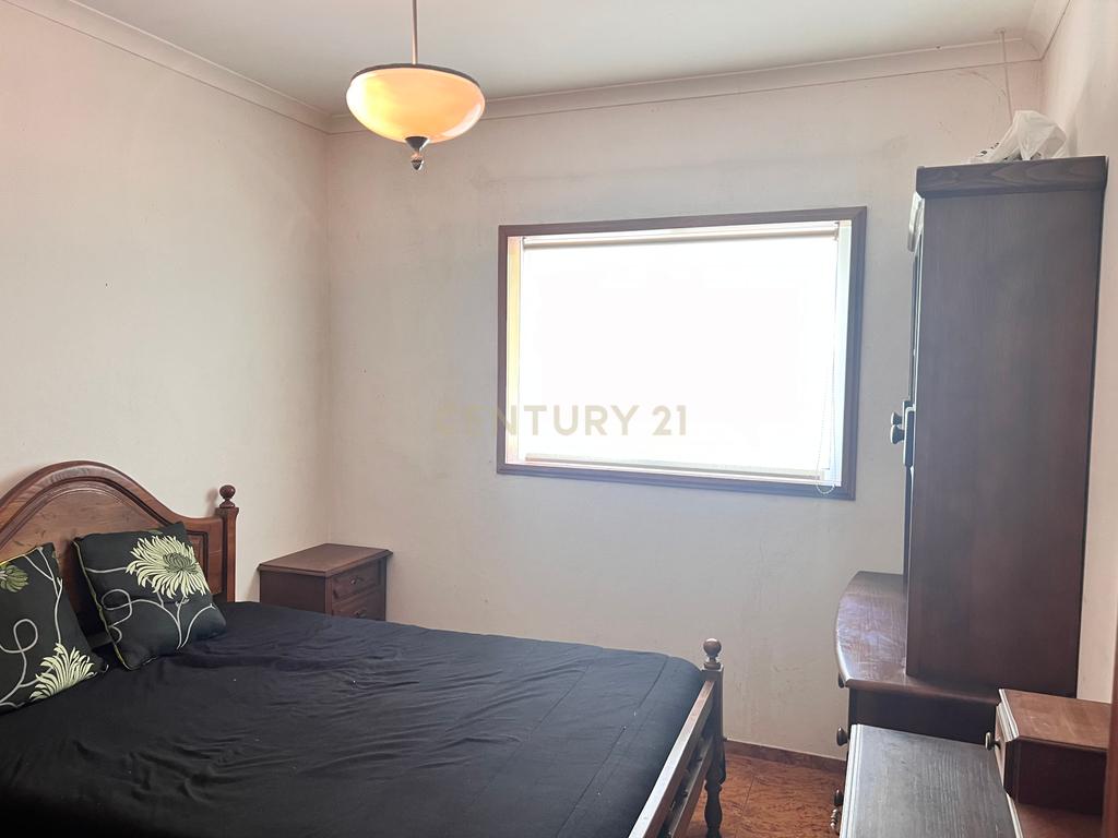Casa com 333m², contendo 5 quartos, uma loja no térreo, área externa e terreno em São João da Serra. - Image 15