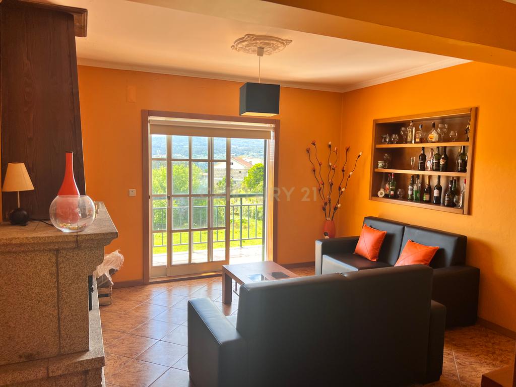 Casa com 333m², contendo 5 quartos, uma loja no térreo, área externa e terreno em São João da Serra. - Image 23