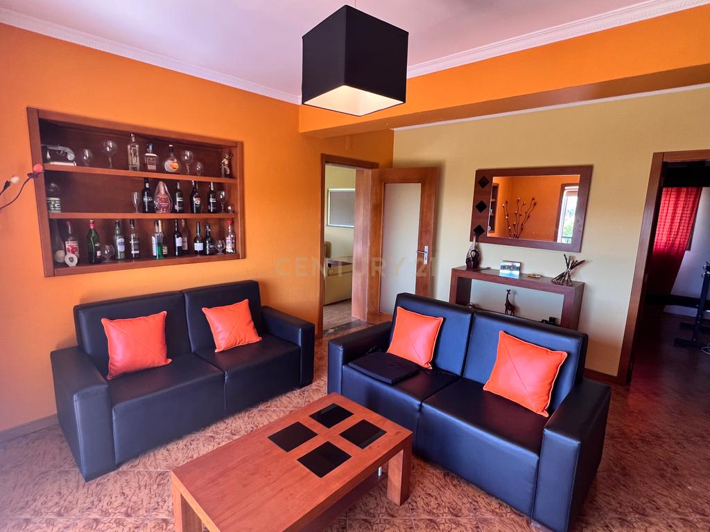 Casa com 333m², contendo 5 quartos, uma loja no térreo, área externa e terreno em São João da Serra. - Image 25