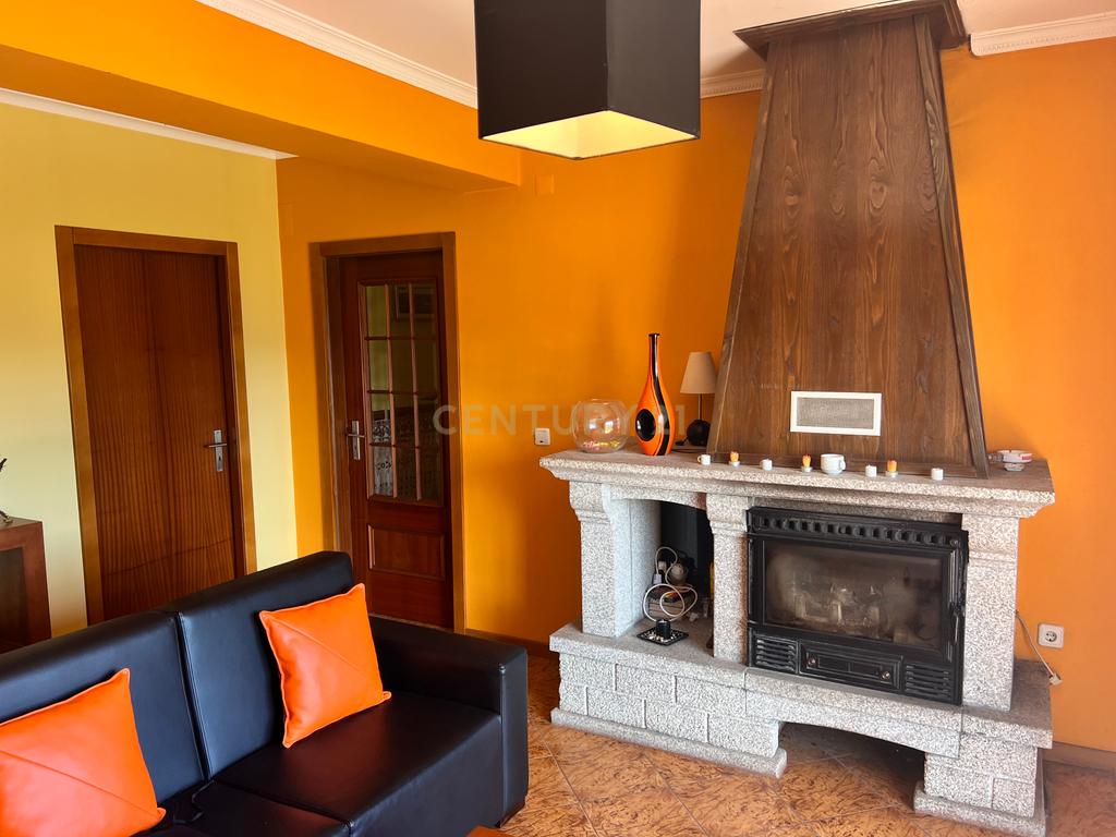 Casa com 333m², contendo 5 quartos, uma loja no térreo, área externa e terreno em São João da Serra. - Image 24