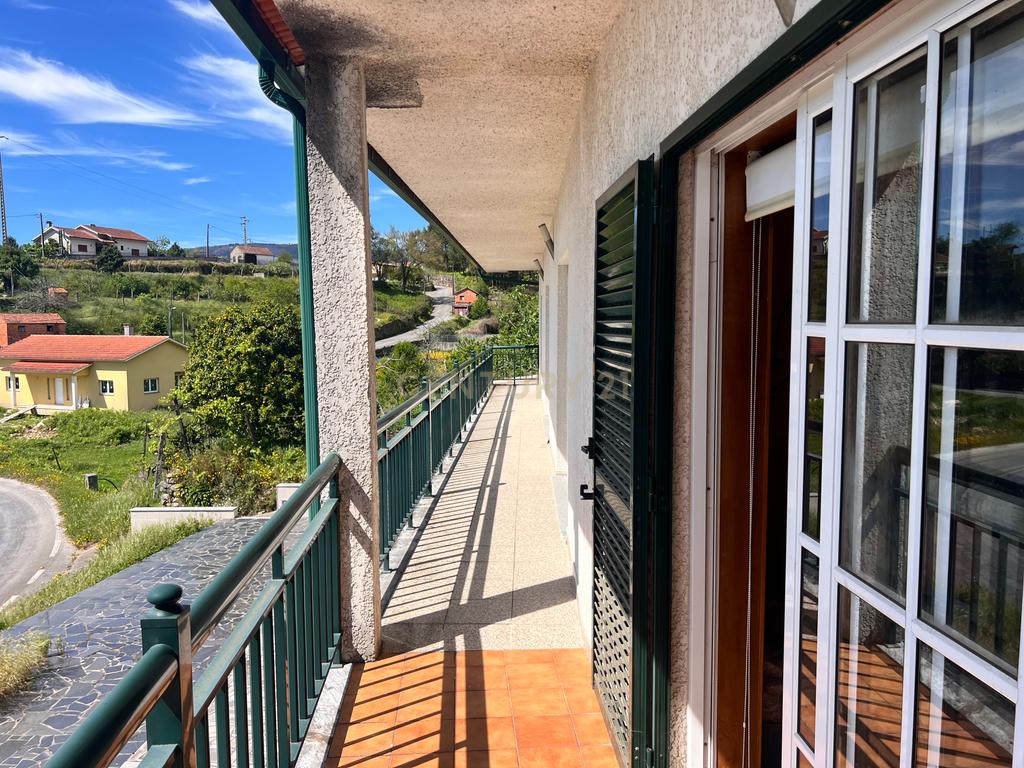 Casa com 333m², contendo 5 quartos, uma loja no térreo, área externa e terreno em São João da Serra. - Image 18