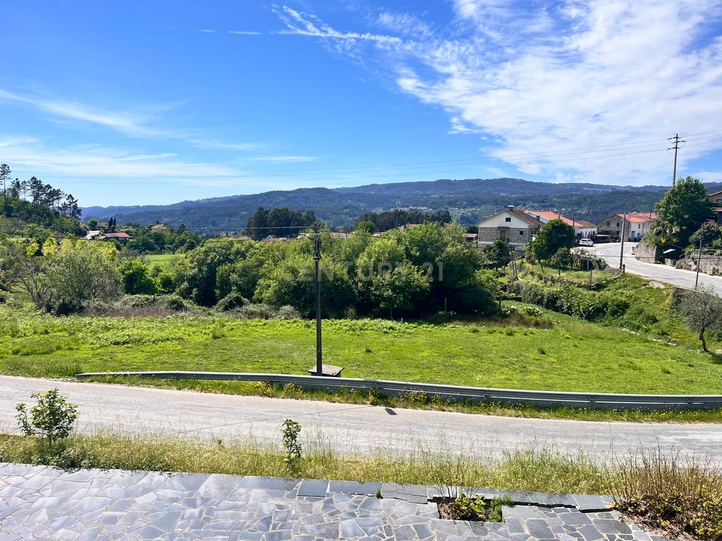Casa com 333m², contendo 5 quartos, uma loja no térreo, área externa e terreno em São João da Serra. - Image 4