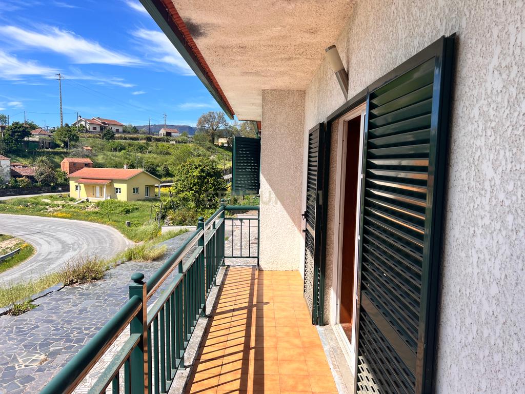 Casa com 333m², contendo 5 quartos, uma loja no térreo, área externa e terreno em São João da Serra. - Image 19
