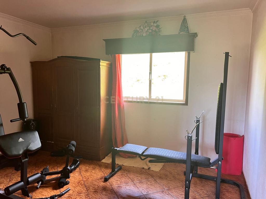 Casa com 333m², contendo 5 quartos, uma loja no térreo, área externa e terreno em São João da Serra. - Image 17
