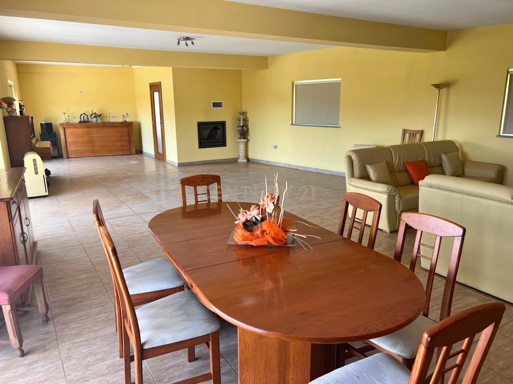 Casa com 333m², contendo 5 quartos, uma loja no térreo, área externa e terreno em São João da Serra. - Image 27