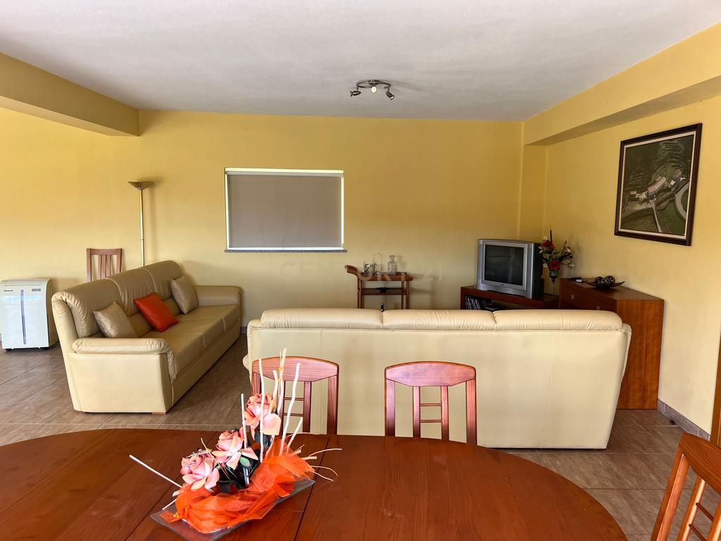 Casa com 333m², contendo 5 quartos, uma loja no térreo, área externa e terreno em São João da Serra. - Image 26