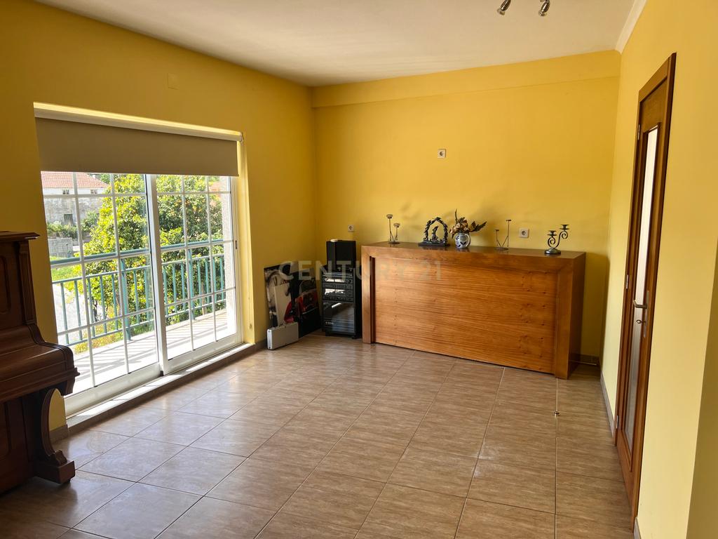 Casa com 333m², contendo 5 quartos, uma loja no térreo, área externa e terreno em São João da Serra. - Image 31