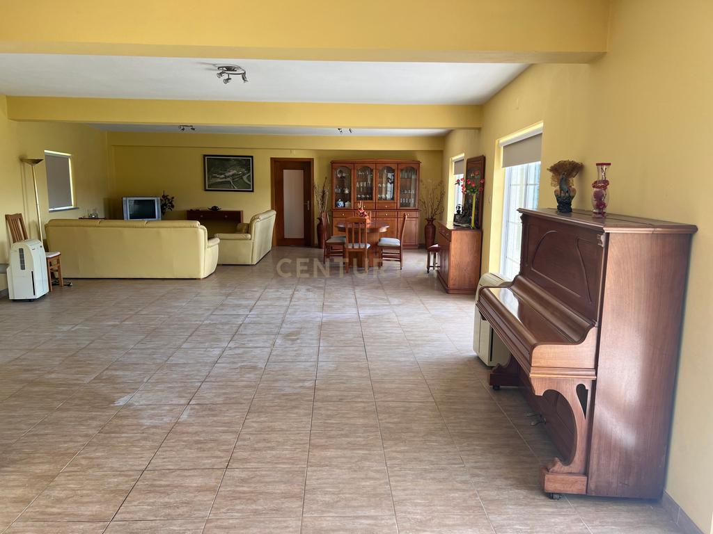 Casa com 333m², contendo 5 quartos, uma loja no térreo, área externa e terreno em São João da Serra. - Image 29