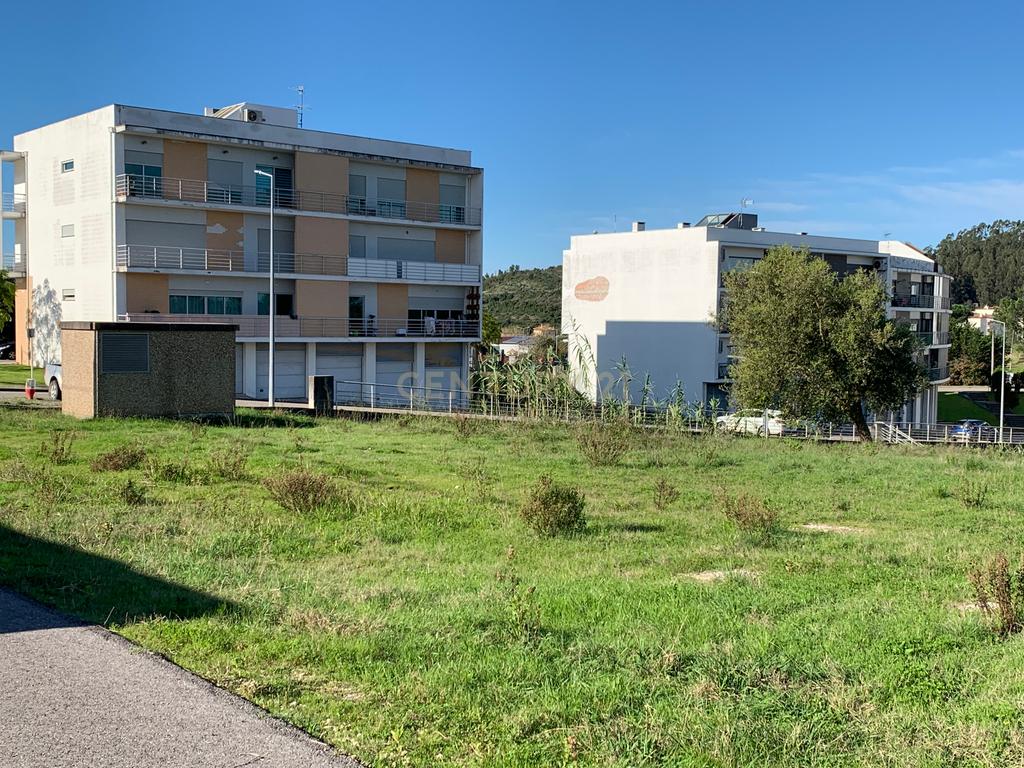 Terreno rústico com 1350m2, passível de construção - urbanização, nesta altura ainda plantado de pinheiros, plano, muito próximo da Urbanização de Vale do Louro, próximo de todas as infraestruturas indispensáveis e servido por estrada alcatroada. - Image 13