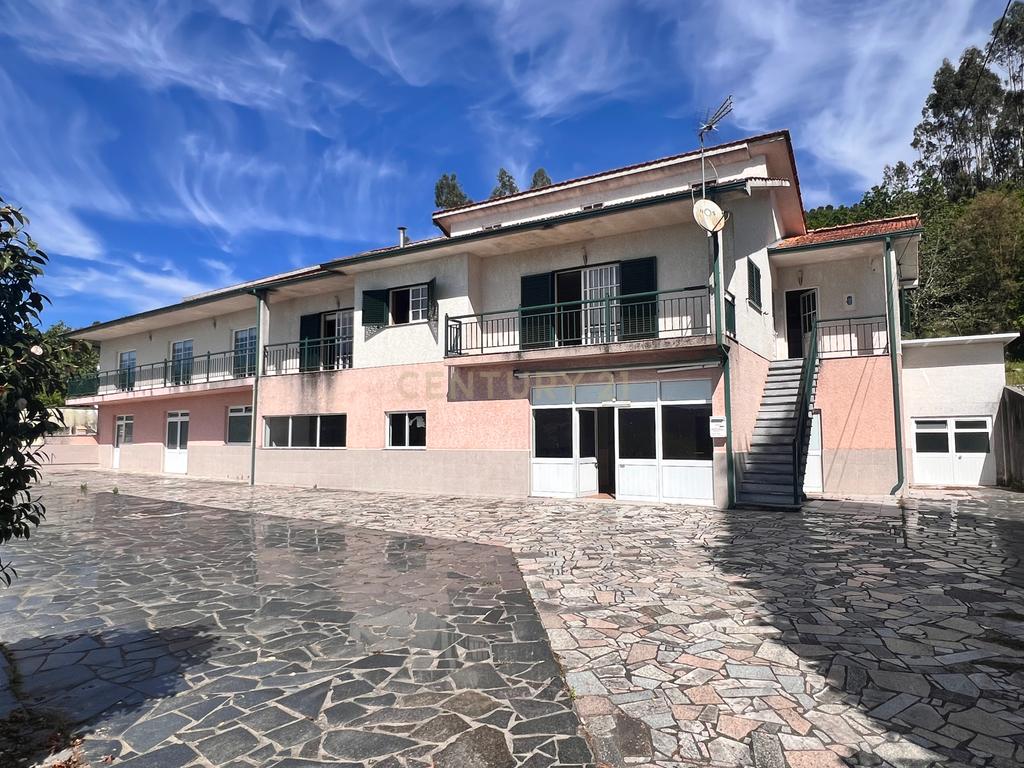 Casa com 333m², contendo 5 quartos, uma loja no térreo, área externa e terreno em São João da Serra. - Image 1