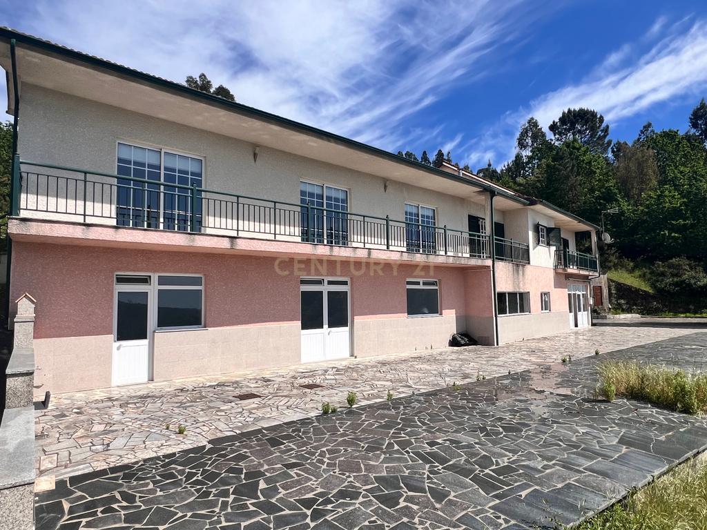 Casa com 333m², contendo 5 quartos, uma loja no térreo, área externa e terreno em São João da Serra. - Image 3