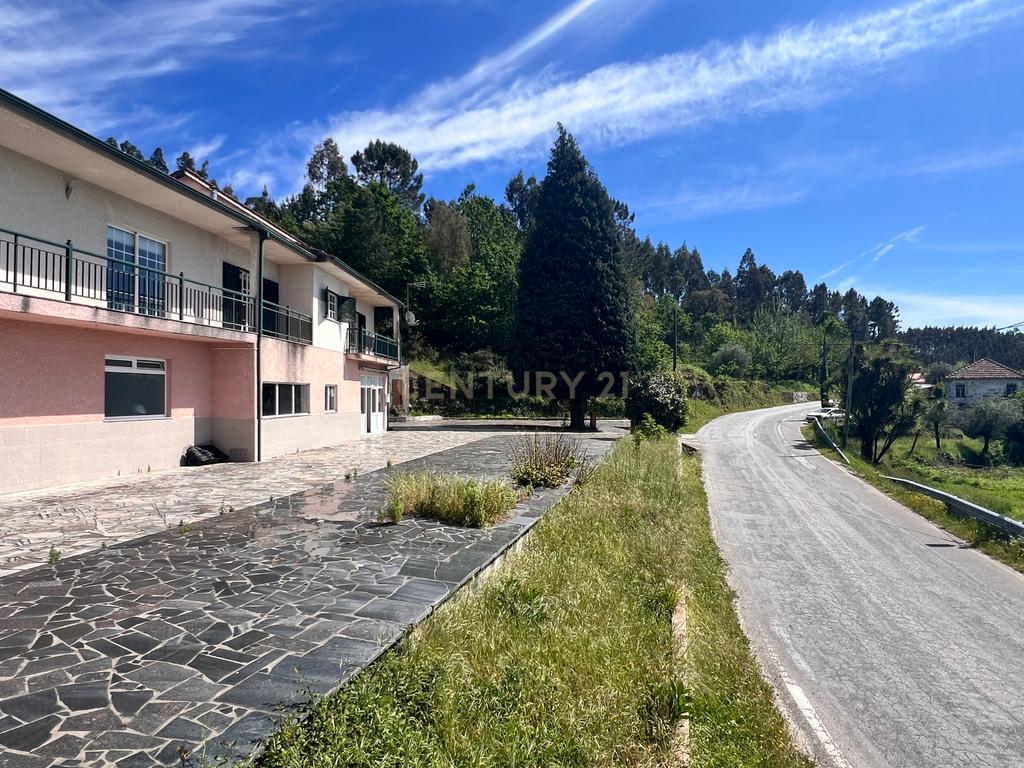 Casa com 333m², contendo 5 quartos, uma loja no térreo, área externa e terreno em São João da Serra. - Image 2