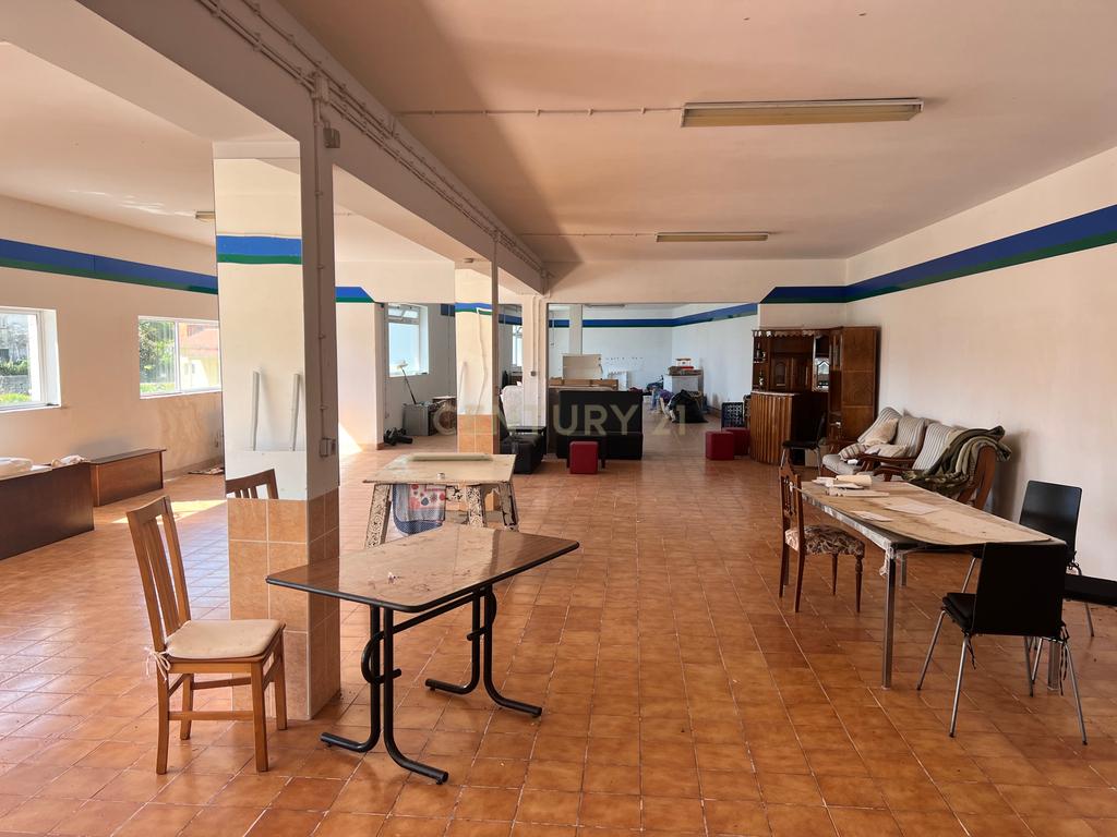 Casa com 333m², contendo 5 quartos, uma loja no térreo, área externa e terreno em São João da Serra. - Image 35