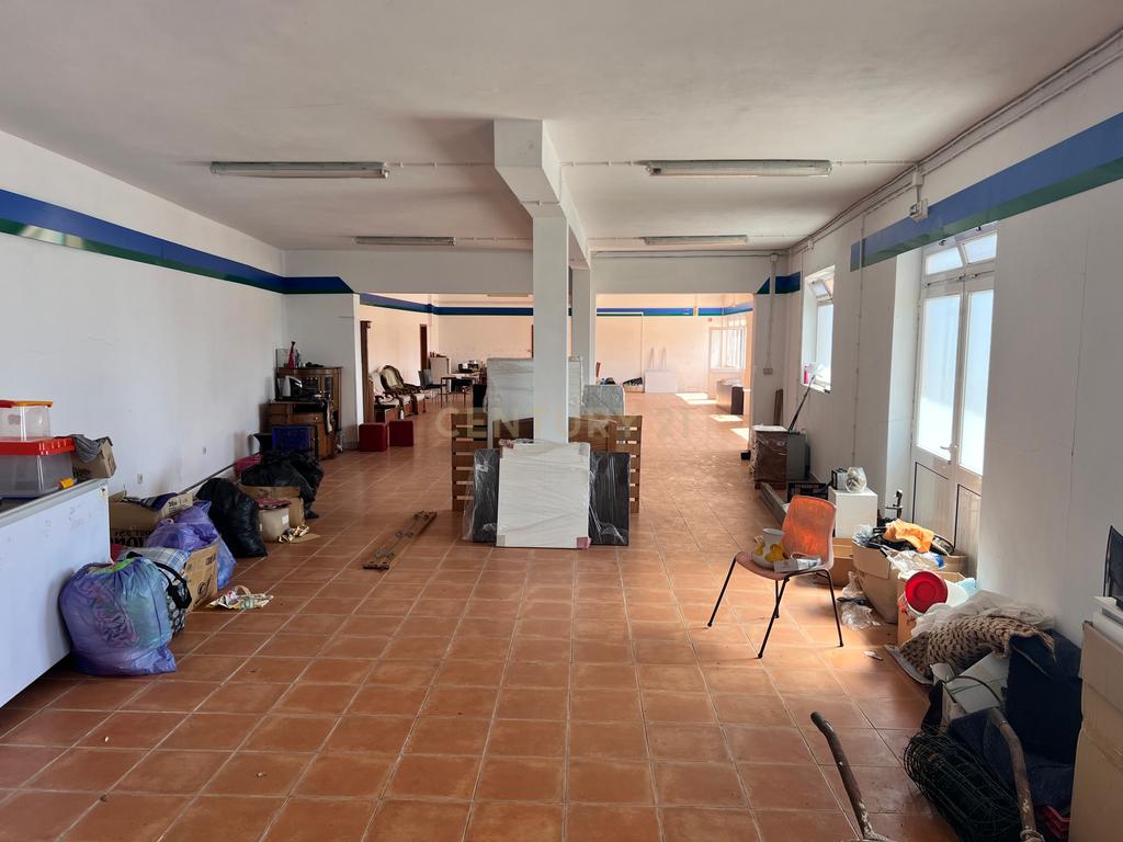 Casa com 333m², contendo 5 quartos, uma loja no térreo, área externa e terreno em São João da Serra. - Image 36