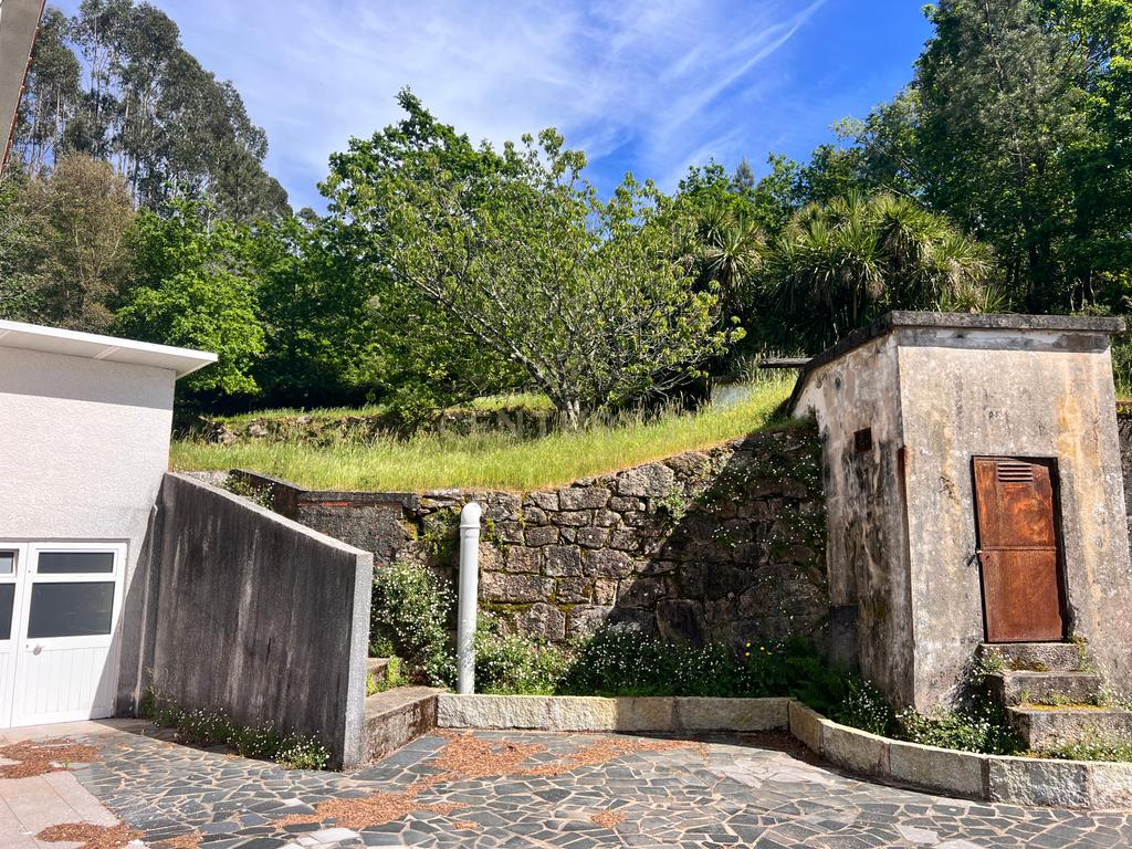 Casa com 333m², contendo 5 quartos, uma loja no térreo, área externa e terreno em São João da Serra. - Image 37
