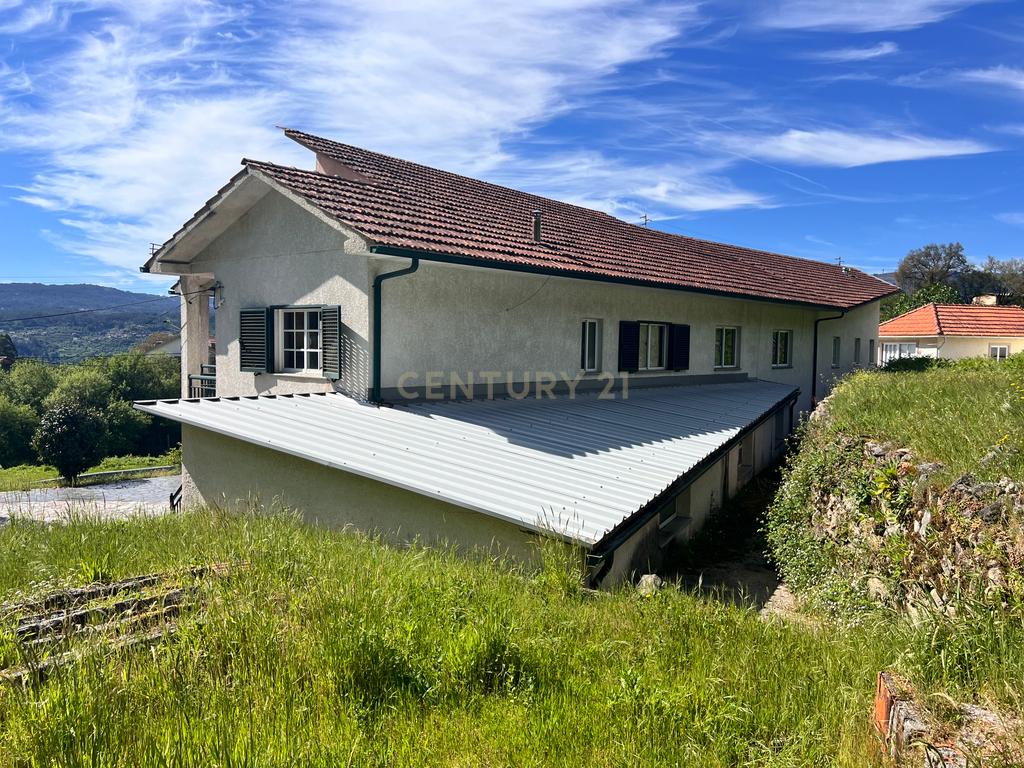 Casa com 333m², contendo 5 quartos, uma loja no térreo, área externa e terreno em São João da Serra. - Image 39