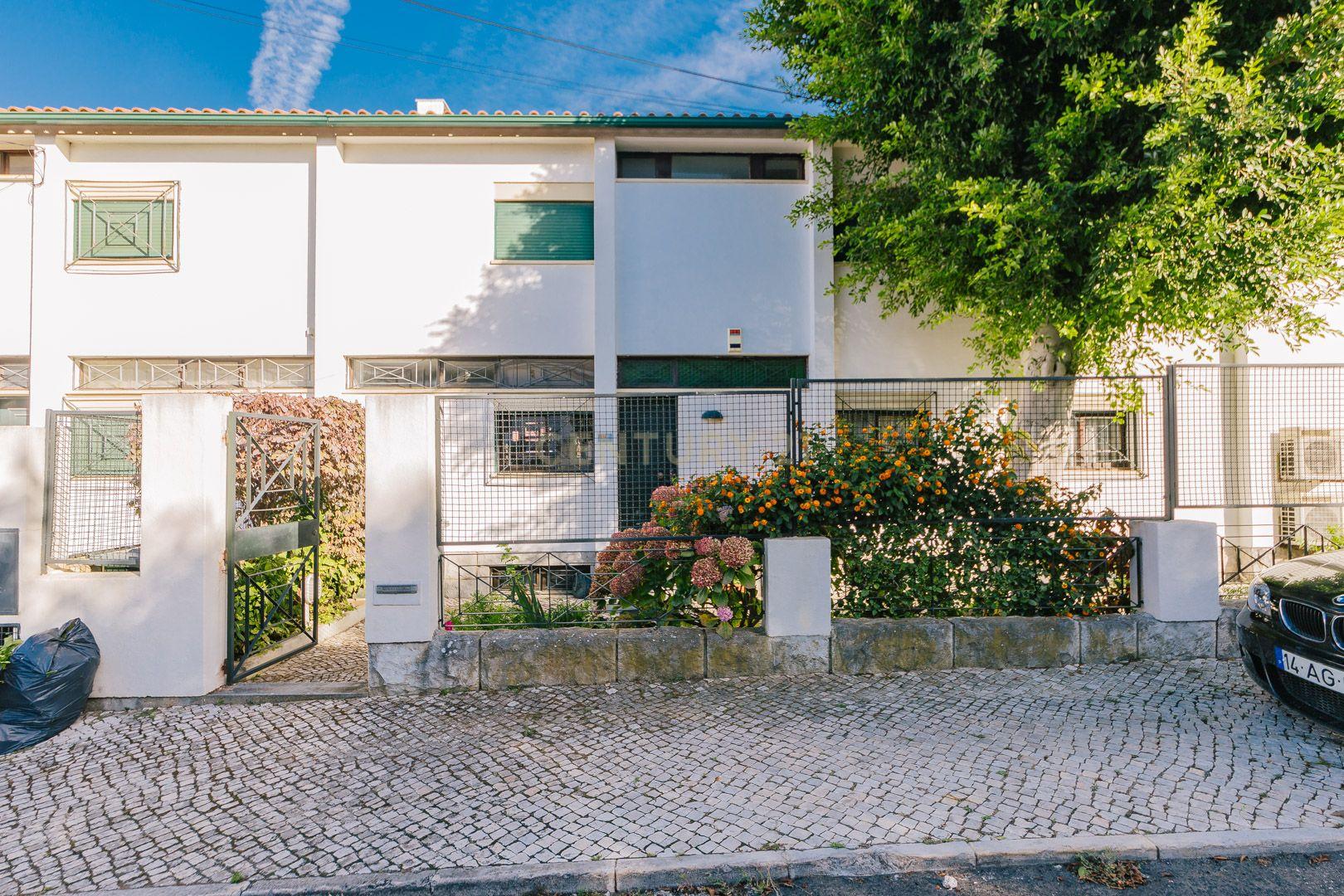 Moradia geminada T7 +2 e Cave nos Olivais Sul com Lote Terreno 376m2 e construção 270m2 +90m2 - Image 2