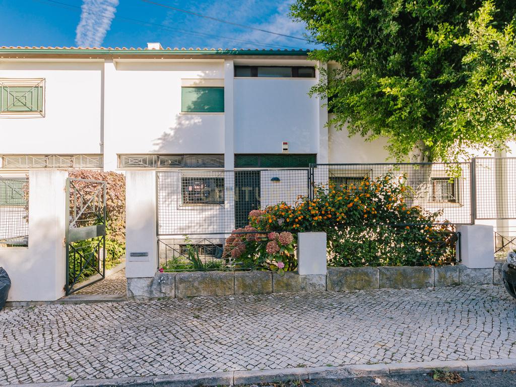 Moradia geminada T7 +2 e  Cave nos Olivais Sul com Lote Terreno 376m2 e construção 270m2 +90m2 - Image 2