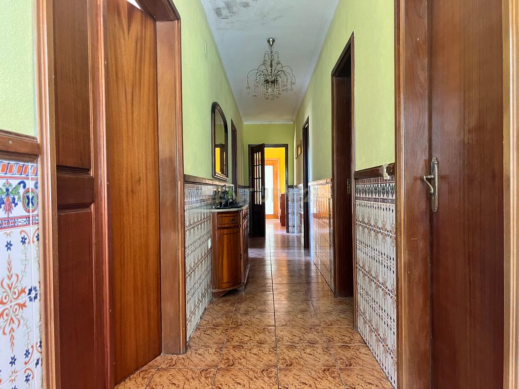Casa com 333m², contendo 5 quartos, uma loja no térreo, área externa e terreno em São João da Serra. - Image 22