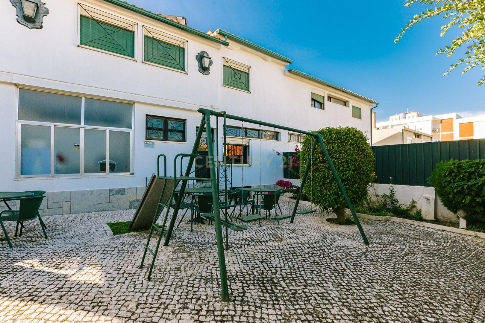 Moradia geminada T7 +2 e Cave nos Olivais Sul com Lote Terreno 376m2 e construção 270m2 +90m2 - Image 11