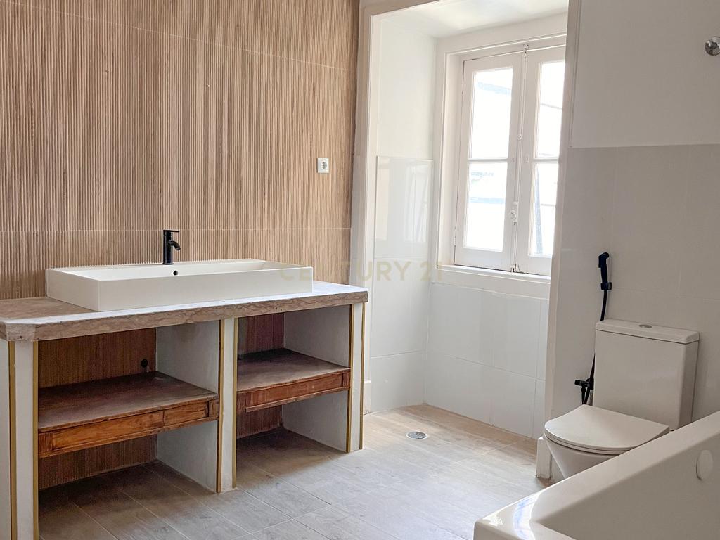 Apartamento T2+1 com Vista Rio | Baixa de Lisboa - Image 2