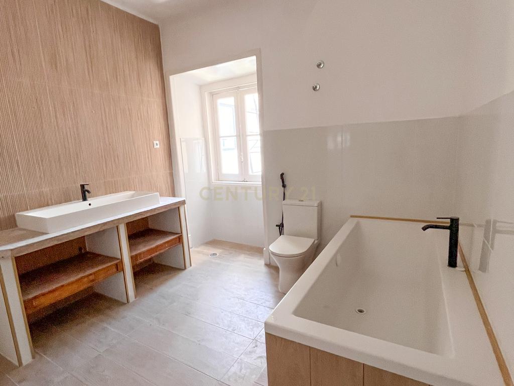Apartamento T2+1 com Vista Rio | Baixa de Lisboa - Image 5