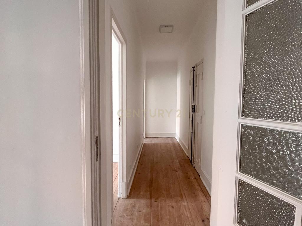 Apartamento T2+1 com Vista Rio | Baixa de Lisboa - Image 3