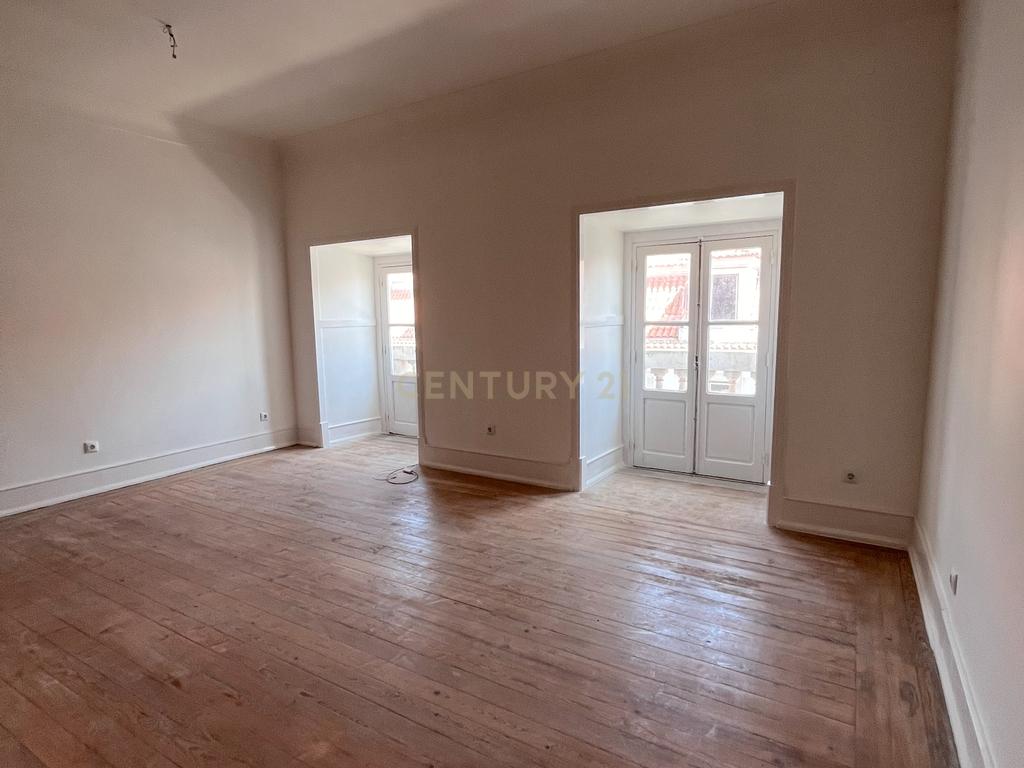 Apartamento T2+1 com Vista Rio | Baixa de Lisboa - Image 7