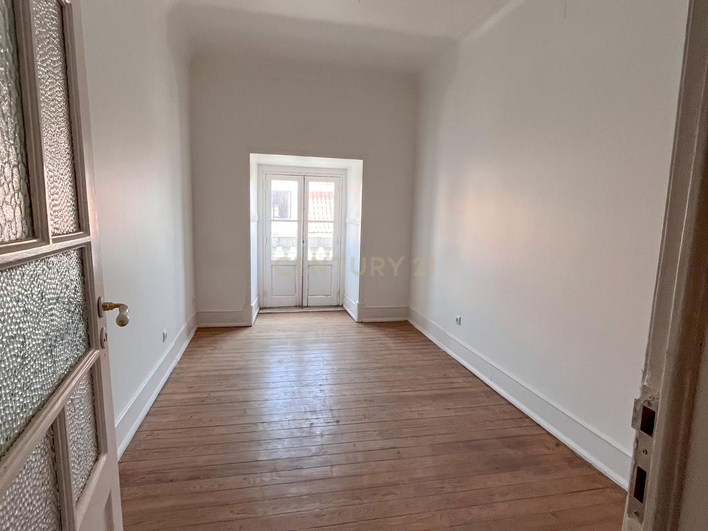Apartamento T2+1 com Vista Rio | Baixa de Lisboa - Image 11