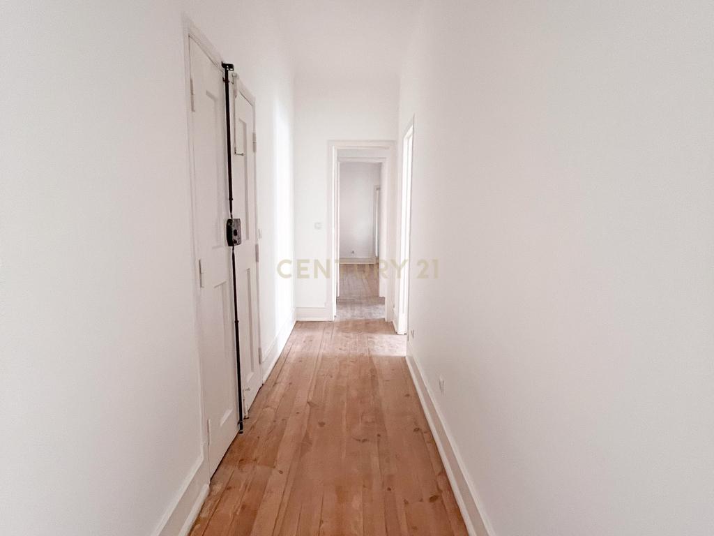 Apartamento T2+1 com Vista Rio | Baixa de Lisboa - Image 9