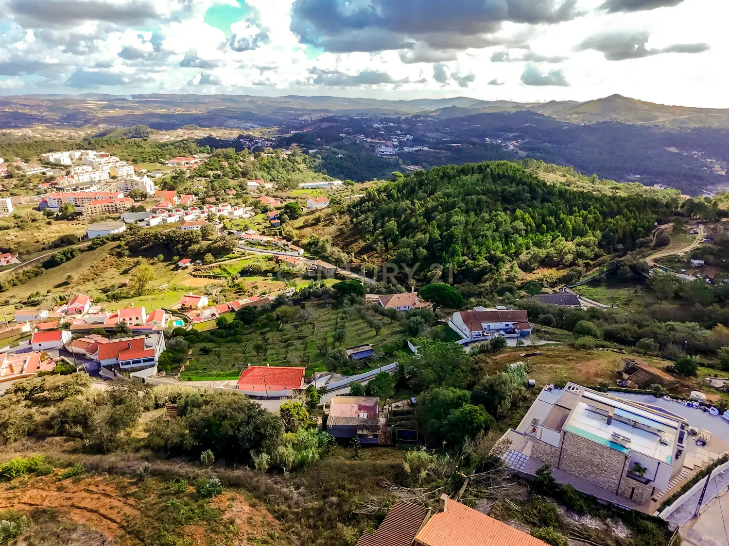 Propriedade com Grande Potencial de Transformação e Investimento na Venda do Pinheiro - Image 33