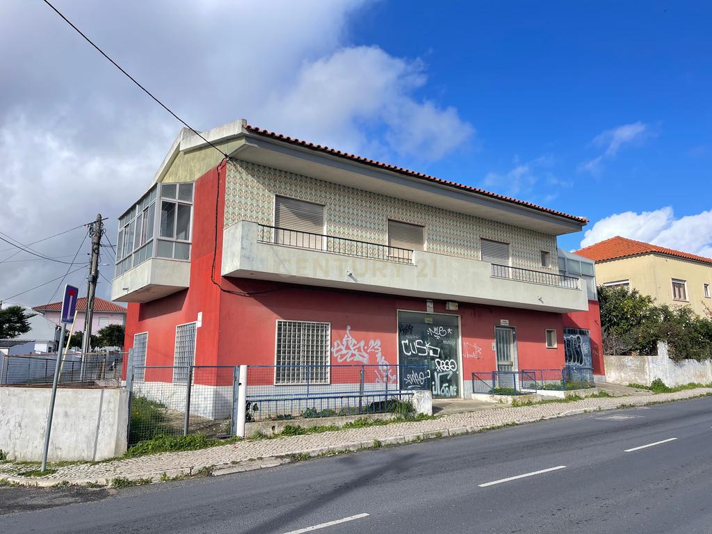 Prédio em Propriedade Total com apartamento T4 e loja - Image 1