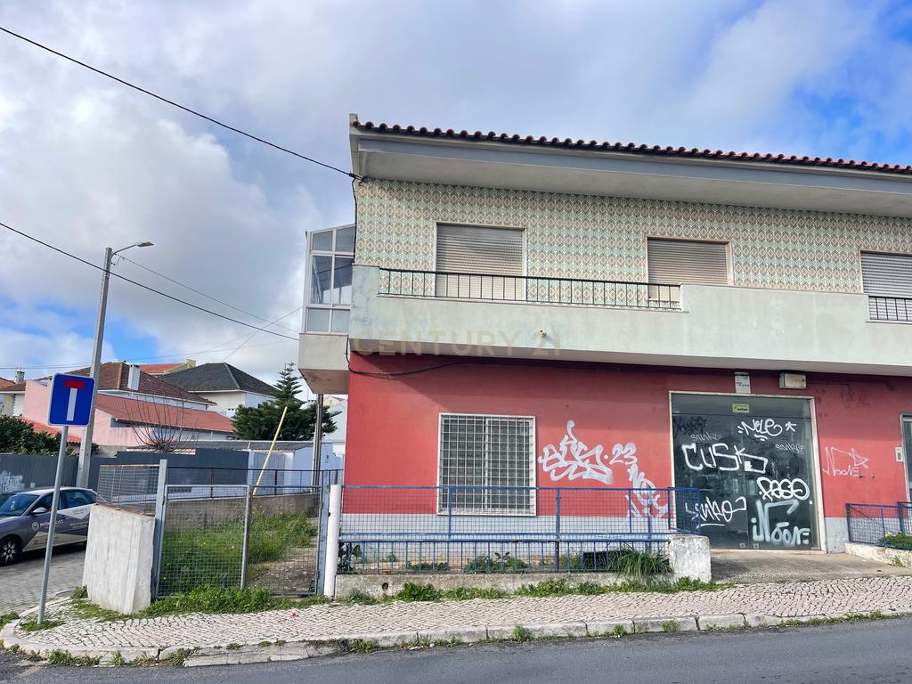 Prédio em Propriedade Total com apartamento T4 e loja - Image 3