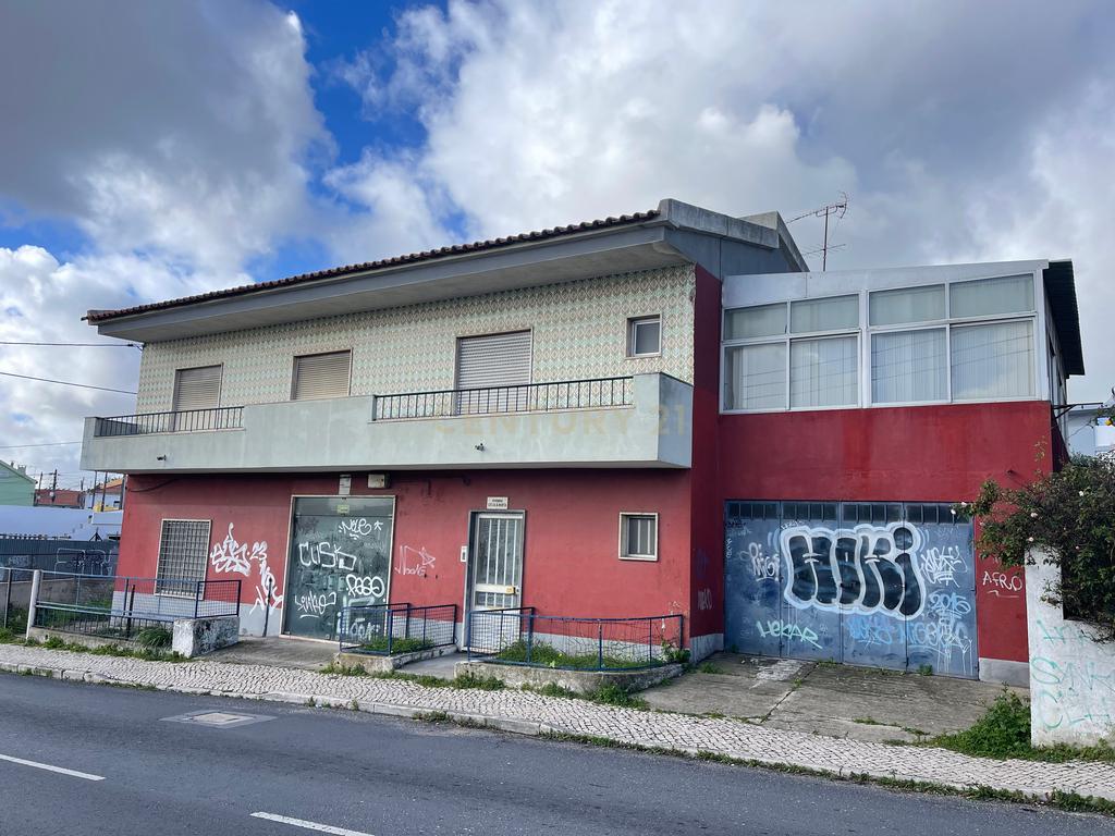 Prédio em Propriedade Total com apartamento T4 e loja - Image 16