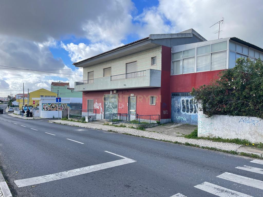 Prédio em Propriedade Total com apartamento T4 e loja - Image 5