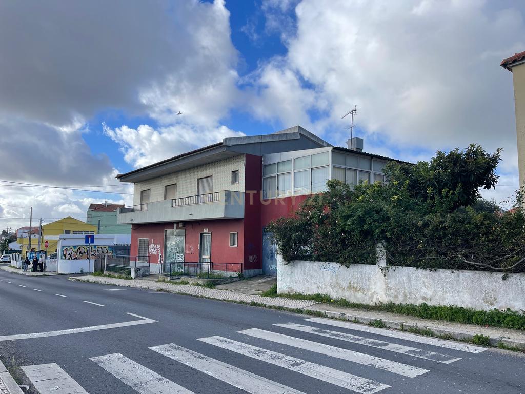 Prédio em Propriedade Total com apartamento T4 e loja - Image 2