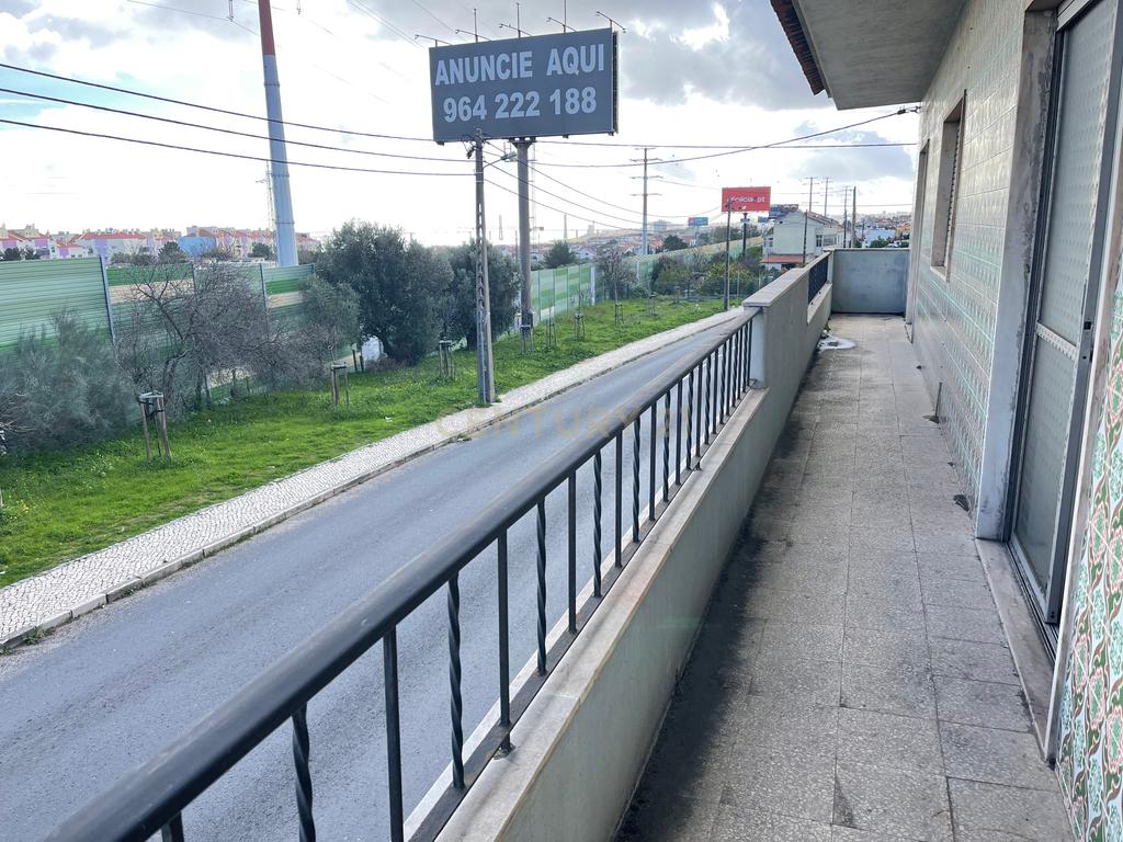 Prédio em Propriedade Total com apartamento T4 e loja - Image 6