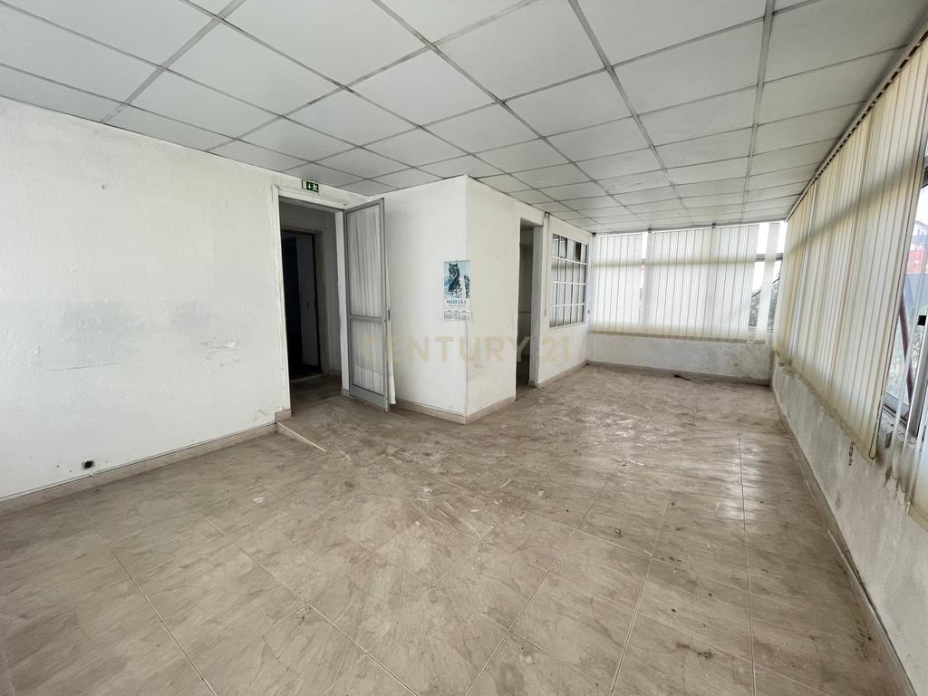 Prédio em Propriedade Total com apartamento T4 e loja - Image 7