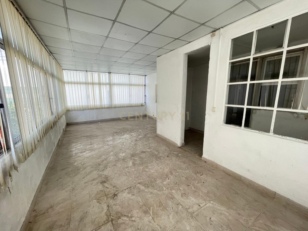 Prédio em Propriedade Total com apartamento T4 e loja - Image 8