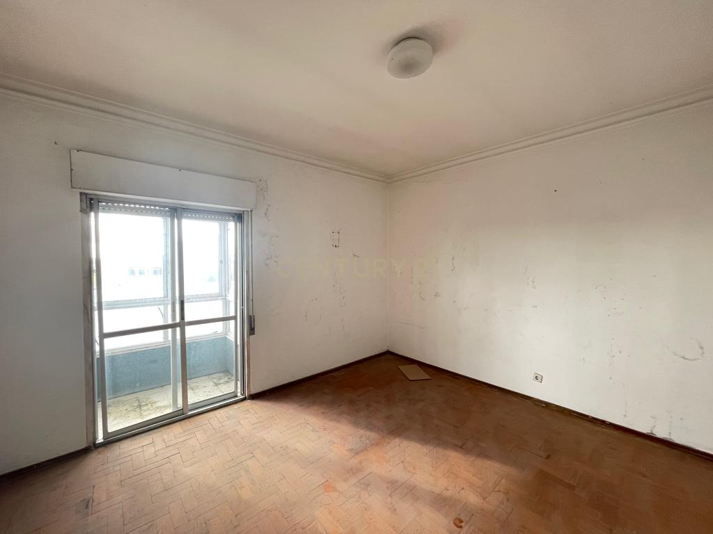Prédio em Propriedade Total com apartamento T4 e loja - Image 9