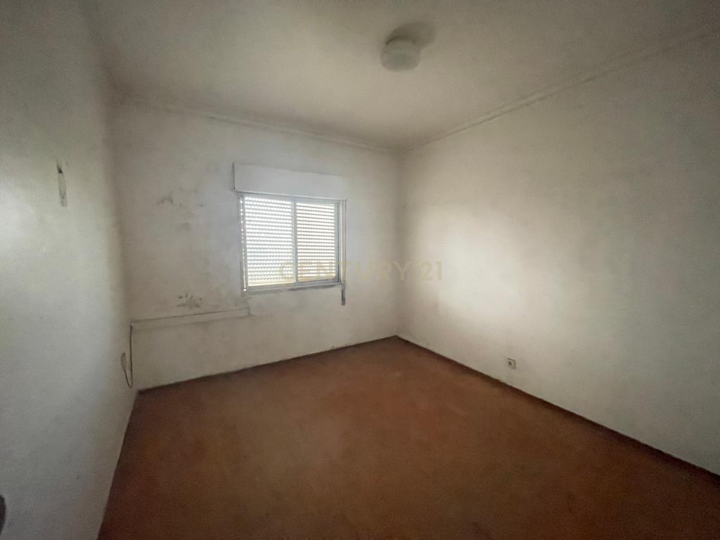 Prédio em Propriedade Total com apartamento T4 e loja - Image 13