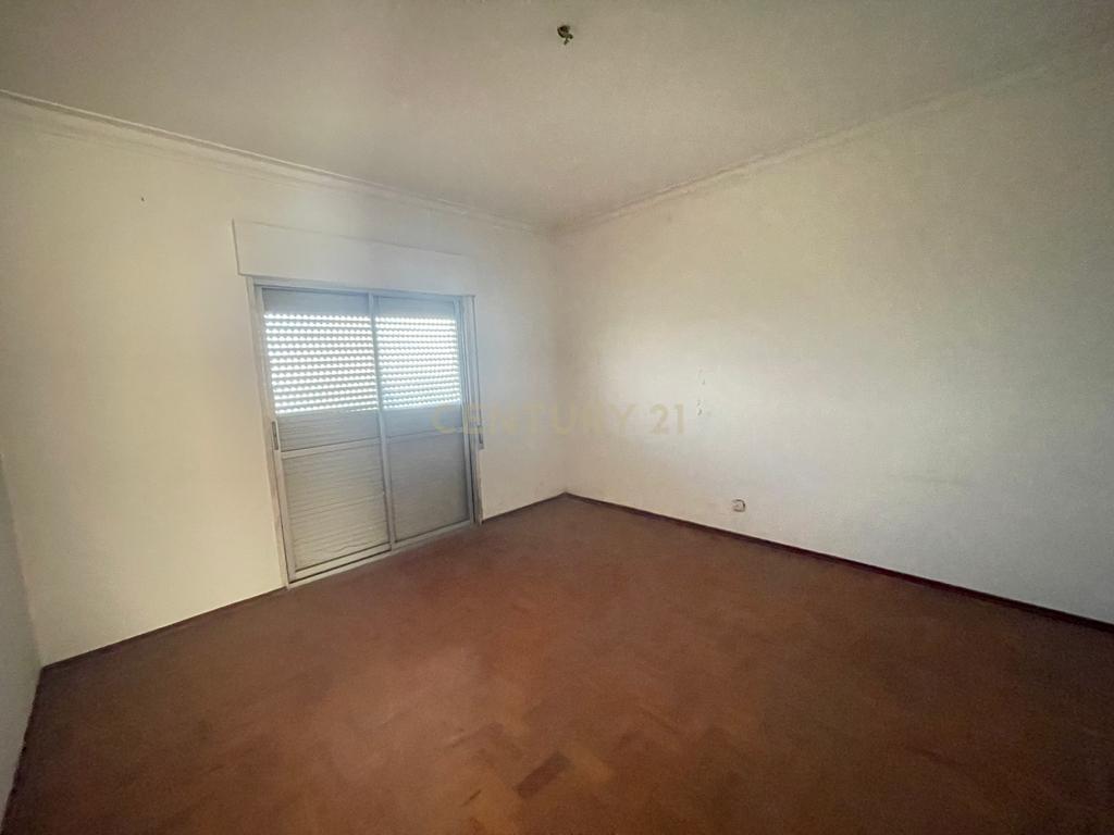 Prédio em Propriedade Total com apartamento T4 e loja - Image 11