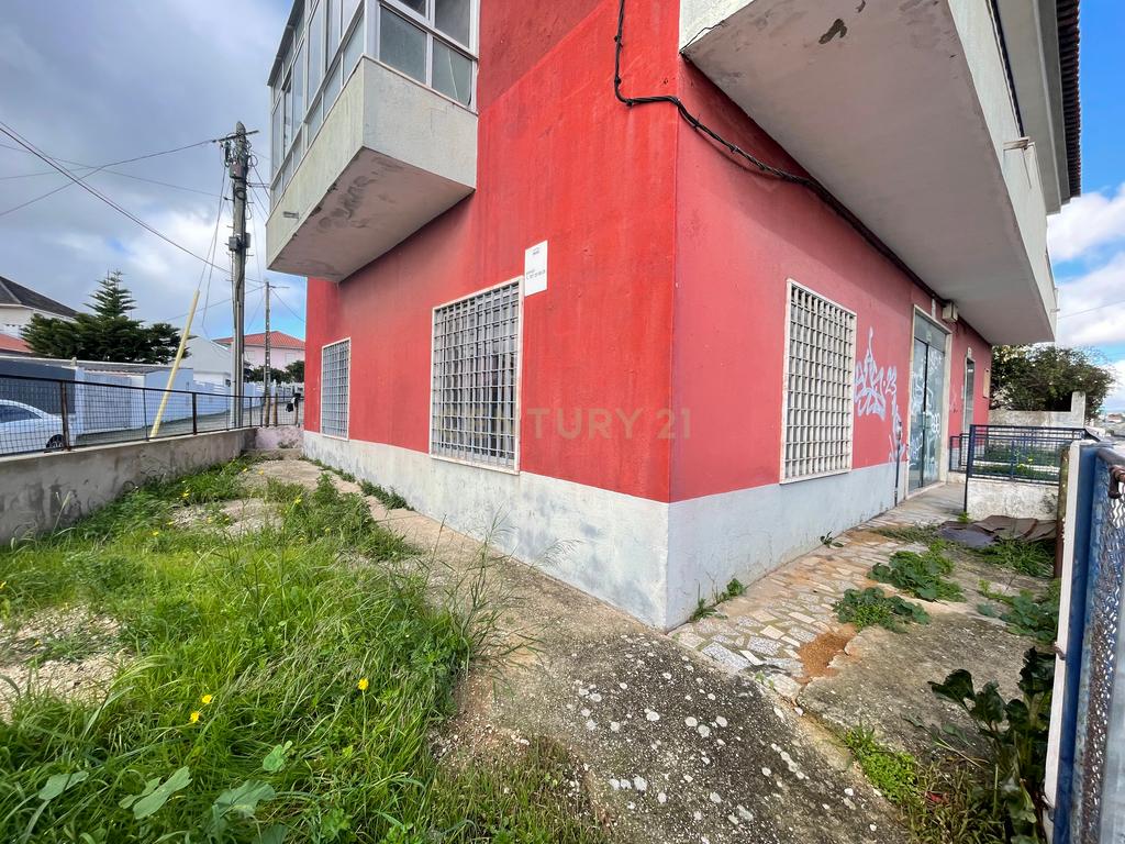 Prédio em Propriedade Total com apartamento T4 e loja - Image 4