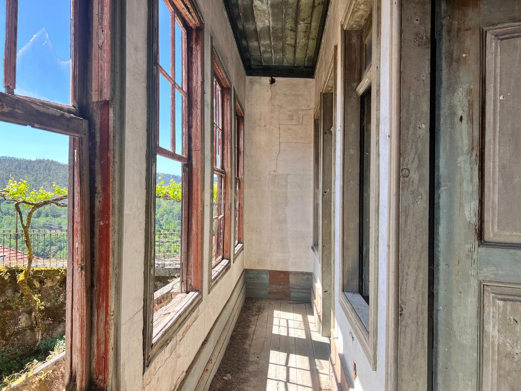 Casa situada em Paredes, São Pedro do Sul, com uma área total de 550 m² e situada em um terreno de 2500 m². Proporciona vistas deslumbrantes sobre o rio. - Image 28