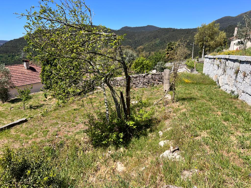 Casa situada em Paredes, São Pedro do Sul, com uma área total de 550 m² e situada em um terreno de 2500 m². Proporciona vistas deslumbrantes sobre o rio. - Image 24